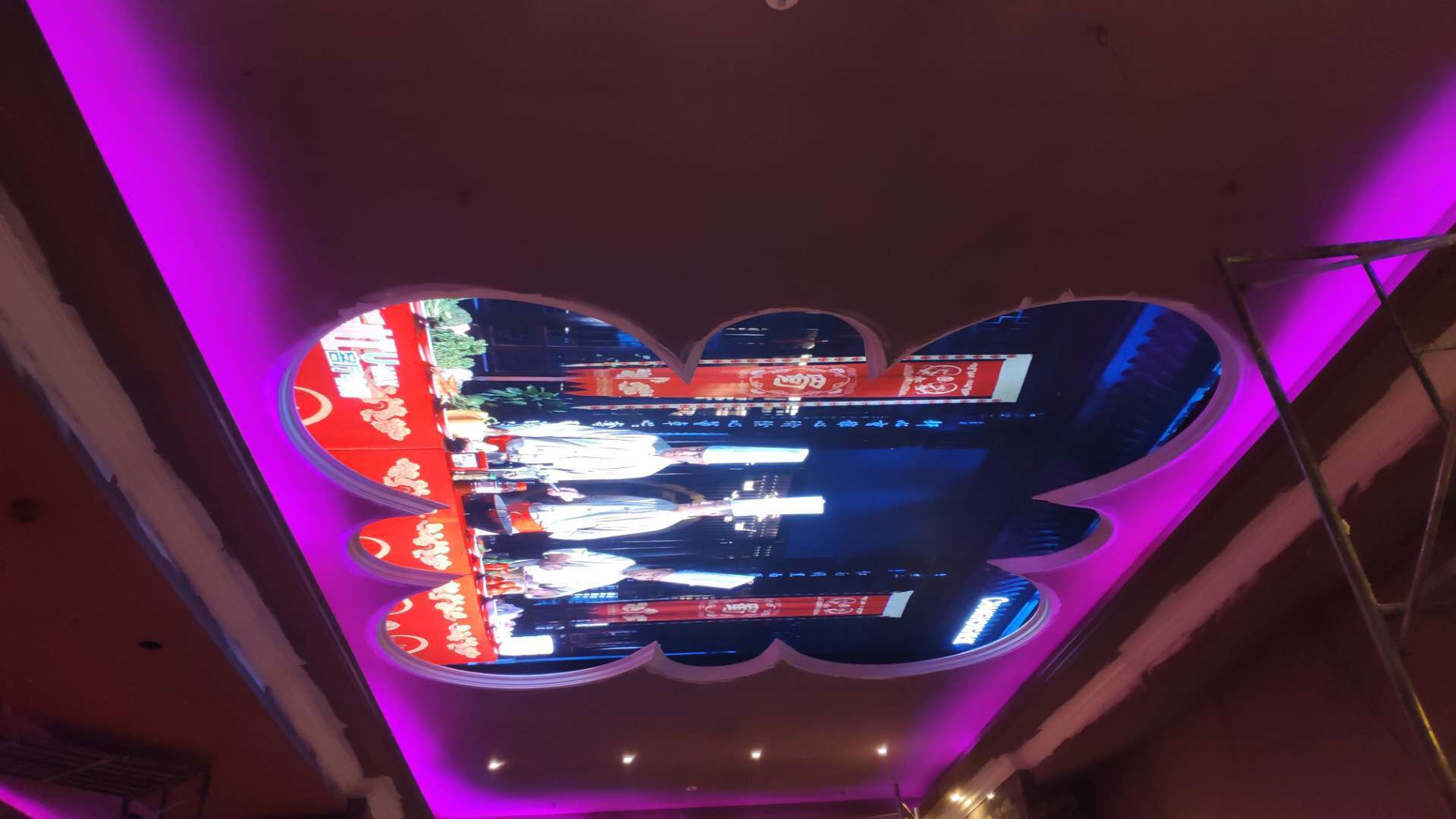 梁平某KTV室内P4天幕屏