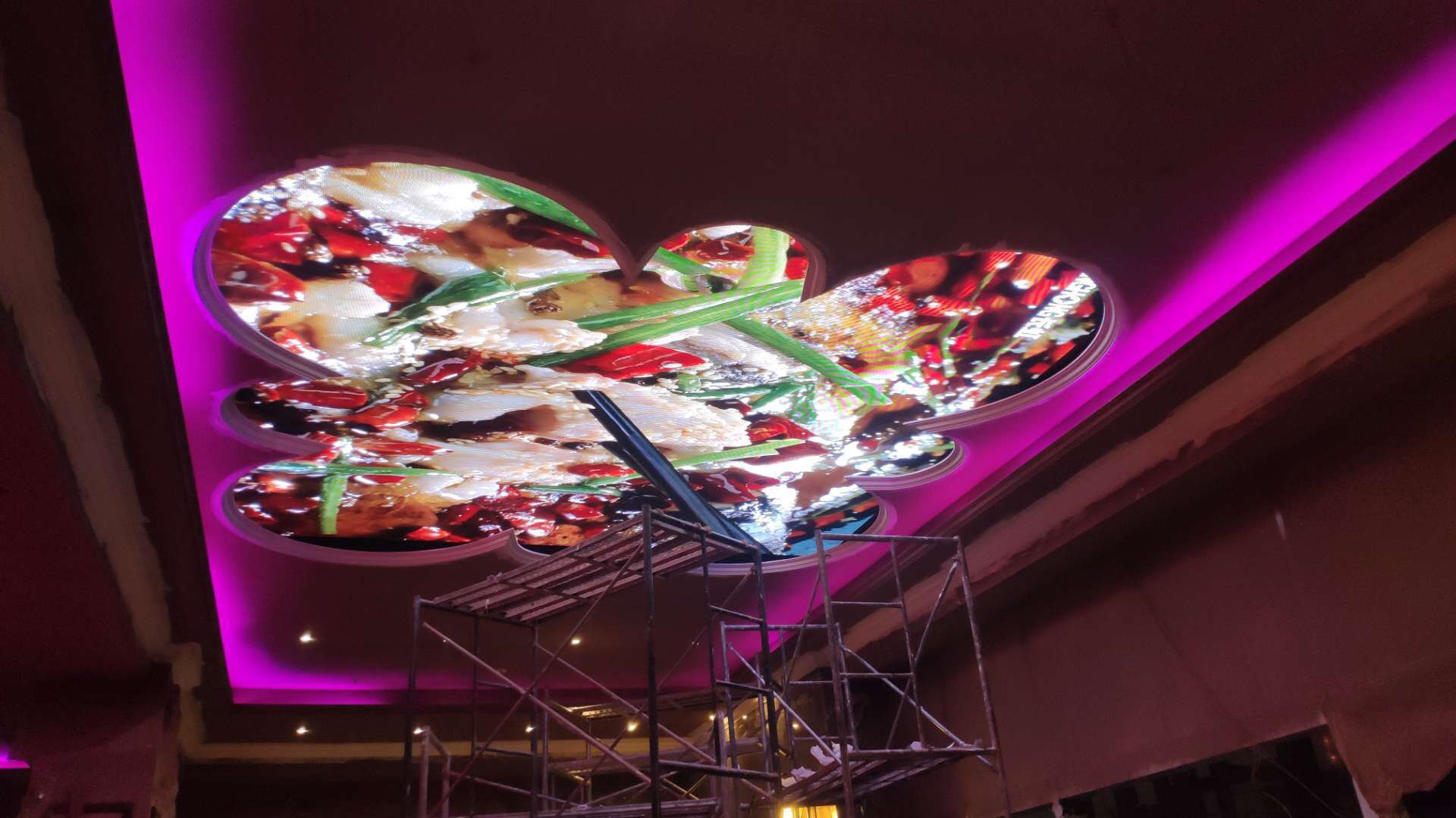 梁平某KTV室内P4天幕屏