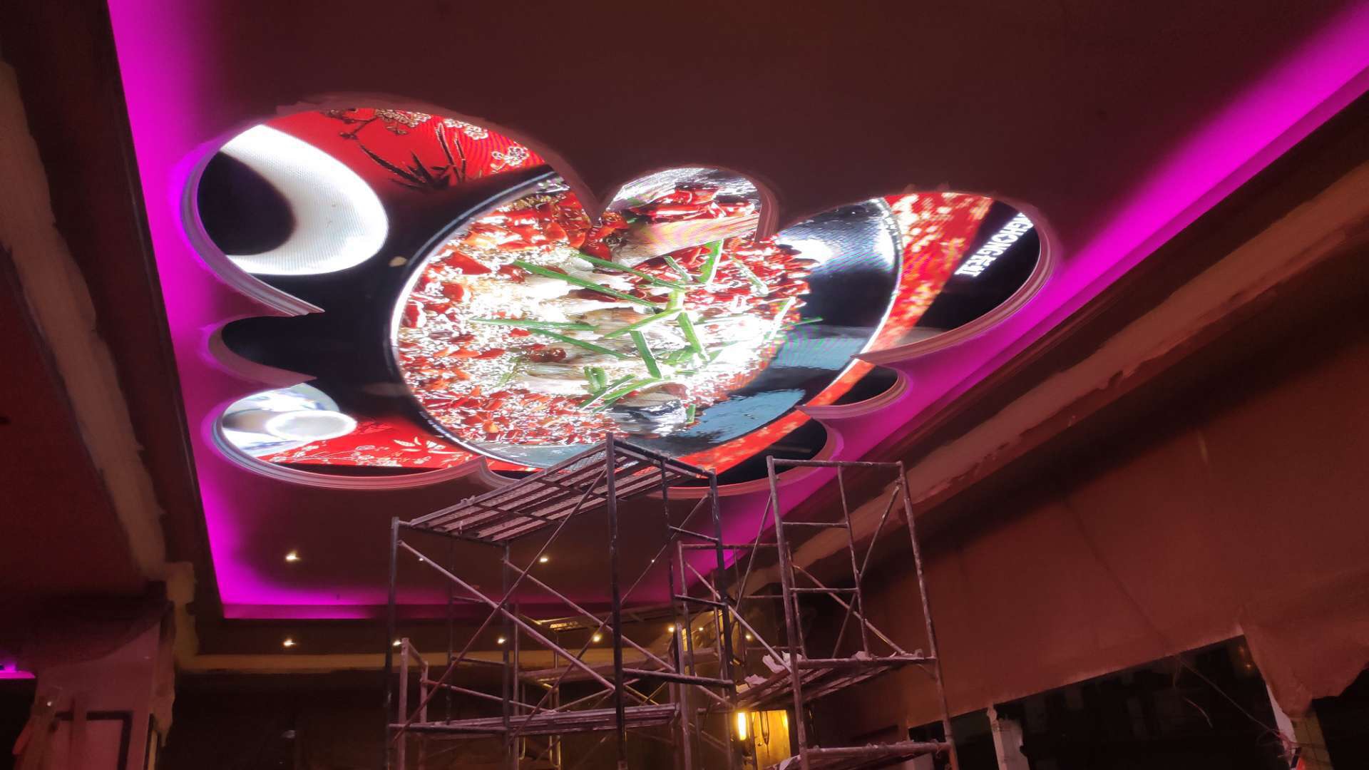 梁平某KTV室内P4天幕屏